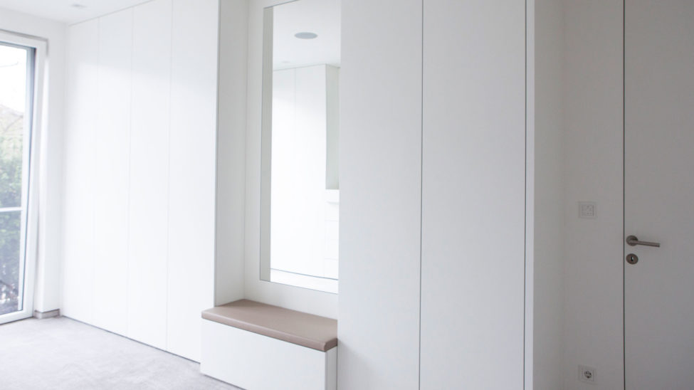 Luxuriöse Ankleide in weiß