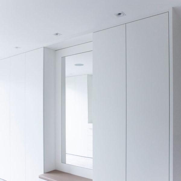 Luxuriöse Ankleide in weiß