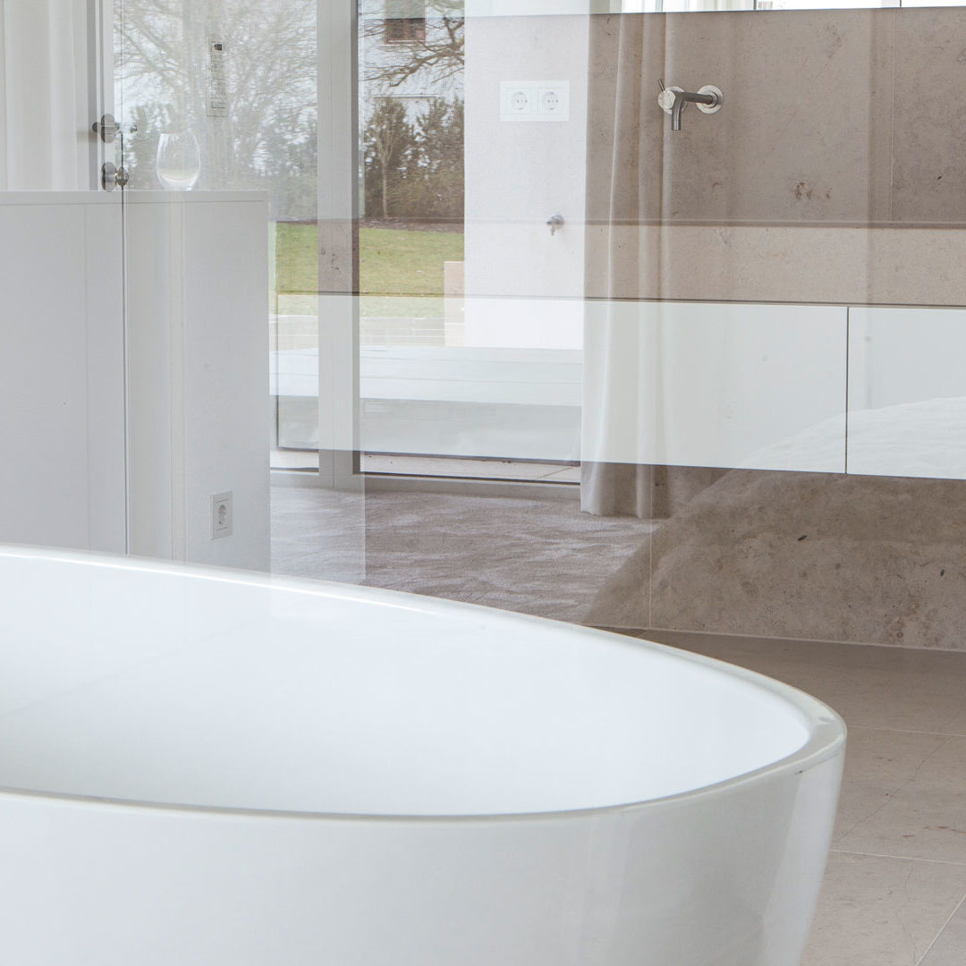 Exklusives Bad mit in den Waschtisch integrierten Schüben