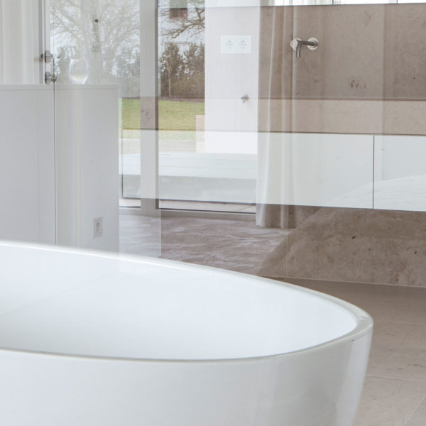 Exklusives Bad mit in den Waschtisch integrierten Schüben