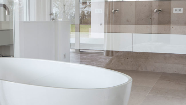 Exklusives Bad mit in den Waschtisch integrierten Schüben