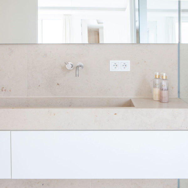 Exklusives Bad mit in den Waschtisch integrierten Schüben