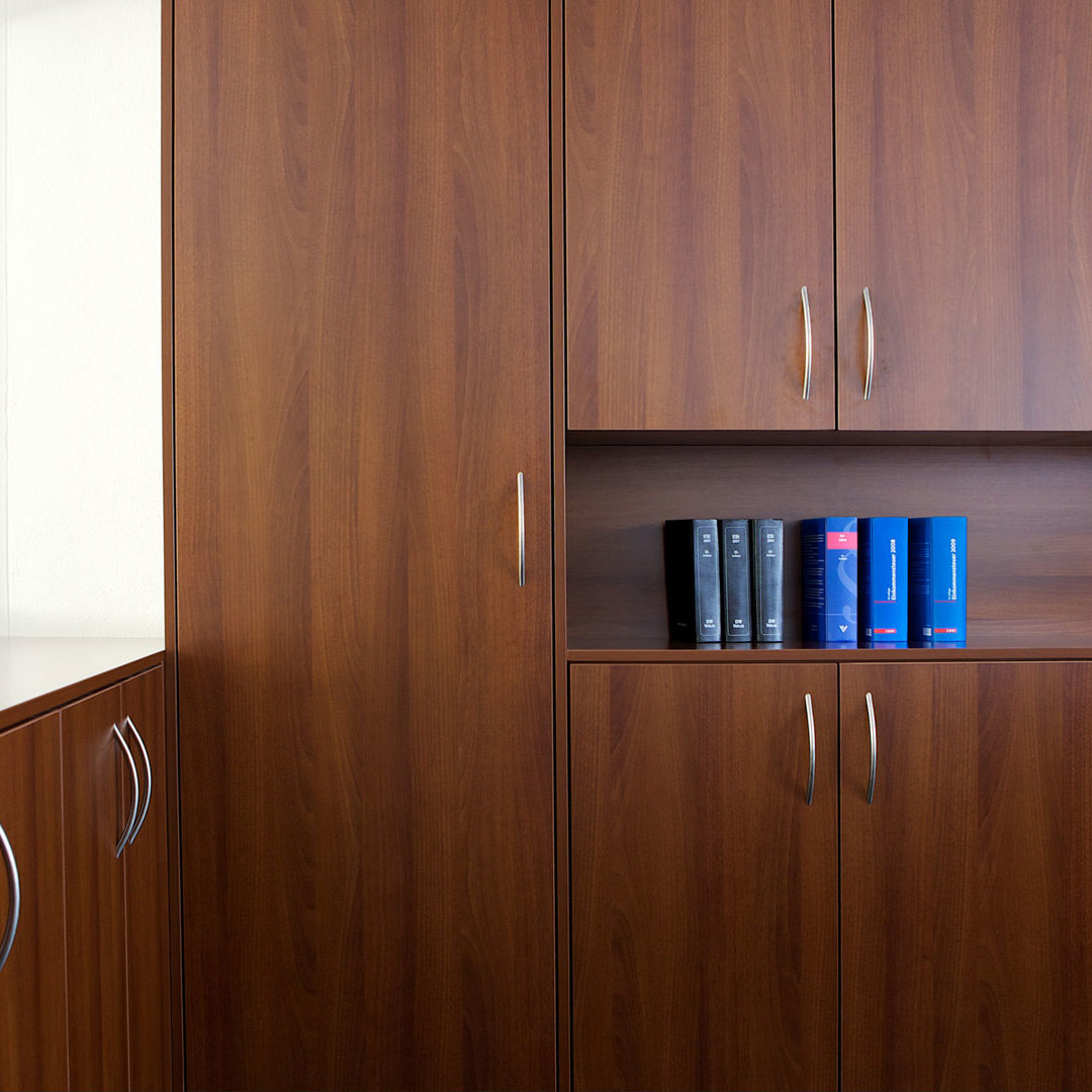 Büroeinrichtung in Nußbaum