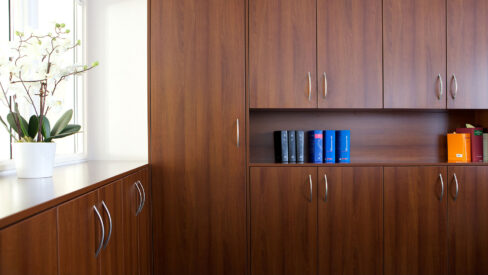 Büroeinrichtung in Nußbaum