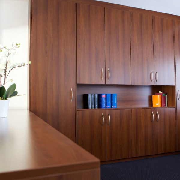 Büroeinrichtung in Nußbaum