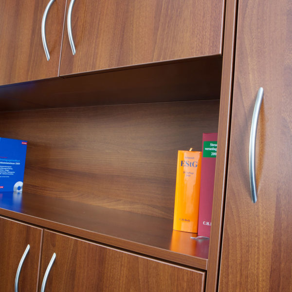 Büroeinrichtung in Nußbaum