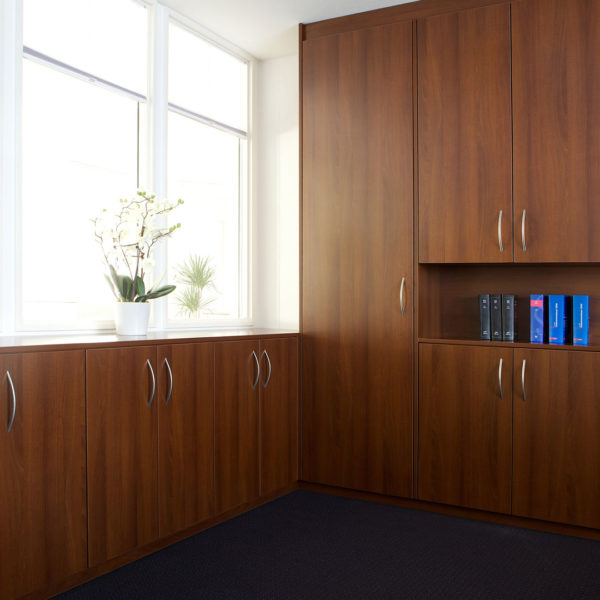 Büroeinrichtung in Nußbaum