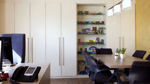 Büro mit Besprechungstisch