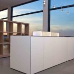 Eventraum mit Theken, Stehtischen, Regalen und Schränken