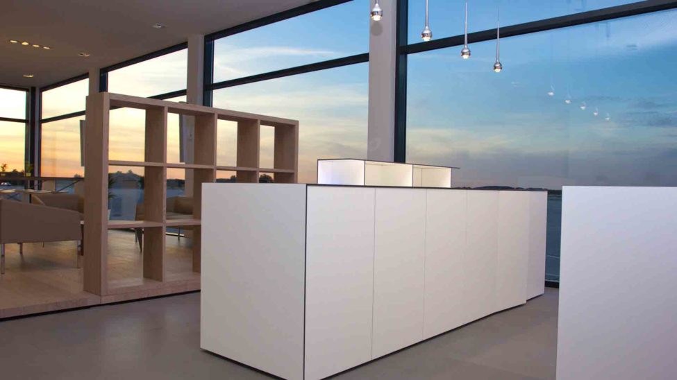 Eventraum mit Theken, Stehtischen, Regalen und Schränken