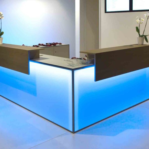 Eventraum mit Theken, Stehtischen, Regalen und Schränken