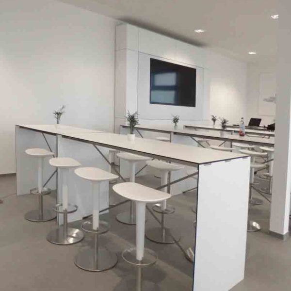 Eventraum mit Theken, Stehtischen, Regalen und Schränken