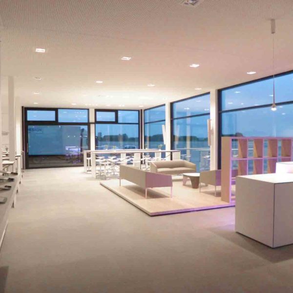 Eventraum mit Theken, Stehtischen, Regalen und Schränken