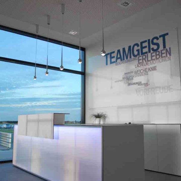 Eventraum mit Theken, Stehtischen, Regalen und Schränken