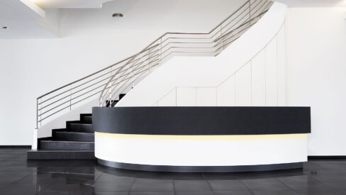 Runde Empfangstheke mit Multimedia-Sideboard