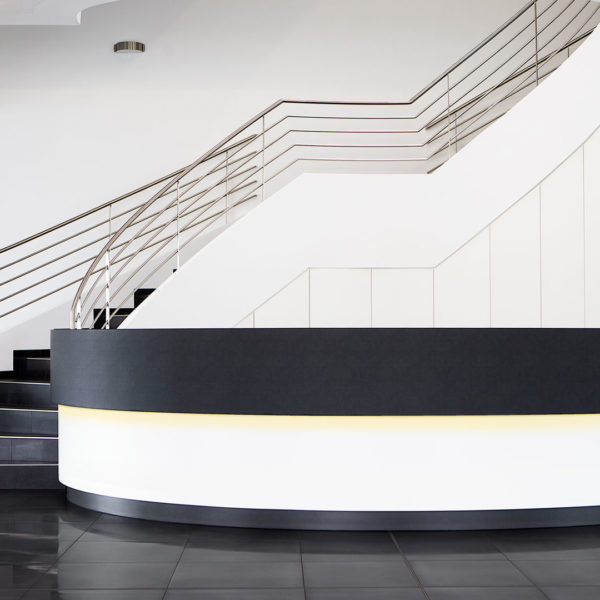 Runde Empfangstheke mit Multimedia-Sideboard