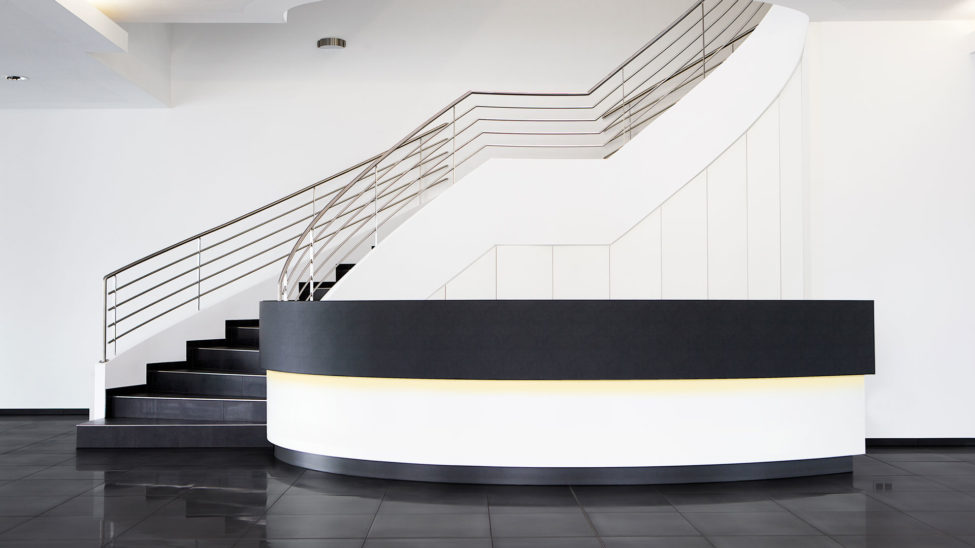 Runde Empfangstheke mit Multimedia-Sideboard