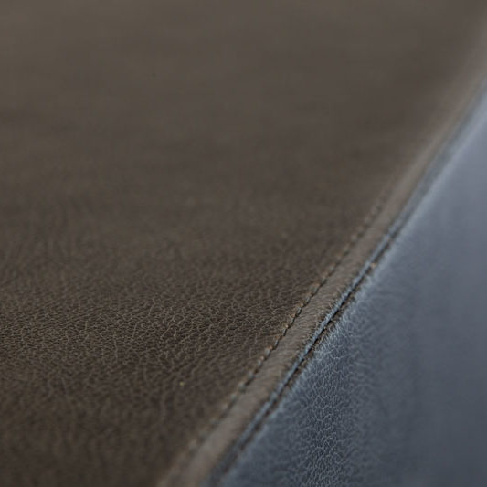 Empfangstheke mit hochwertigem Lederbezug