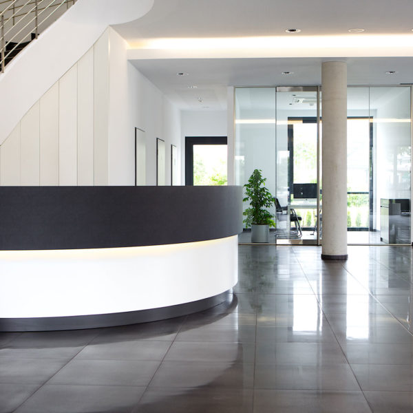 Runde Empfangstheke mit Multimedia-Sideboard