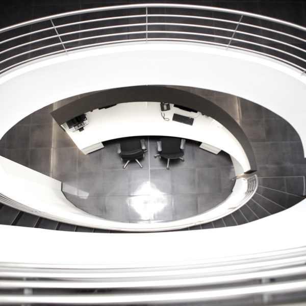 Runde Empfangstheke mit Multimedia-Sideboard