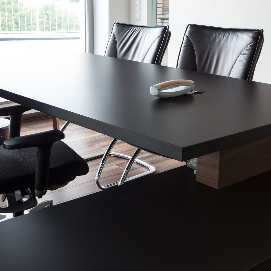 Exklusive Büroeinrichtung mit Steharbeitsplatz