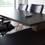 Exklusive Büroeinrichtung mit Steharbeitsplatz