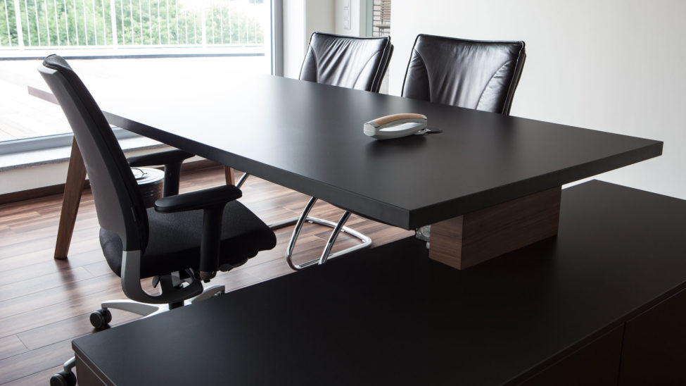 Exklusive Büroeinrichtung mit Steharbeitsplatz