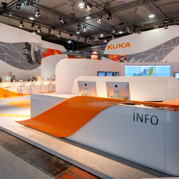 Messestand von KUKA in Zusammenarbeit mit ZEEH Design