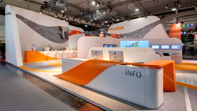 Messestand von KUKA in Zusammenarbeit mit ZEEH Design