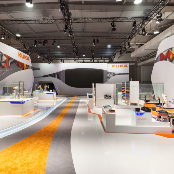 Messestand von KUKA in Zusammenarbeit mit ZEEH Design