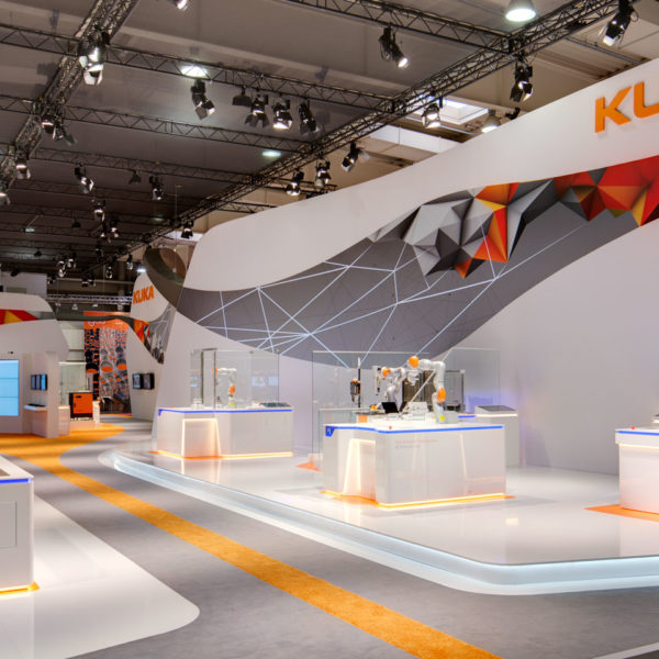Messestand von KUKA in Zusammenarbeit mit ZEEH Design