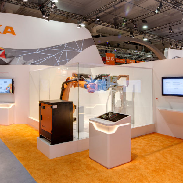 Messestand von KUKA in Zusammenarbeit mit ZEEH Design