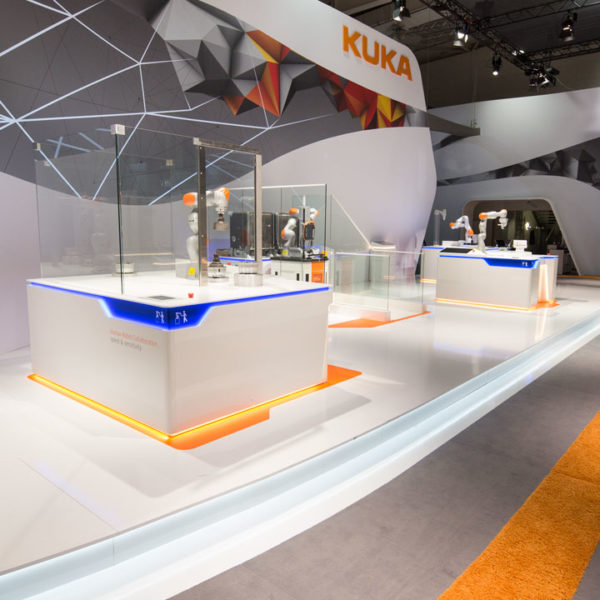 Messestand von KUKA in Zusammenarbeit mit ZEEH Design