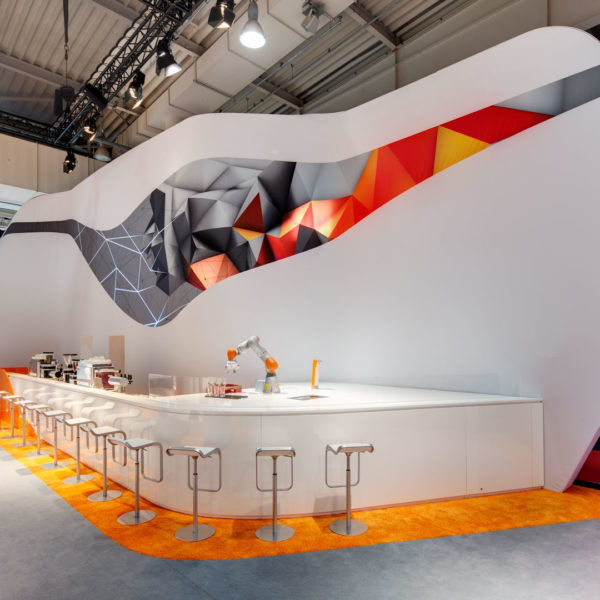 Messestand von KUKA in Zusammenarbeit mit ZEEH Design