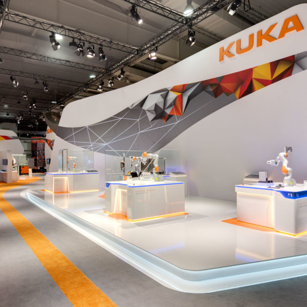 Messestand von KUKA in Zusammenarbeit mit ZEEH Design