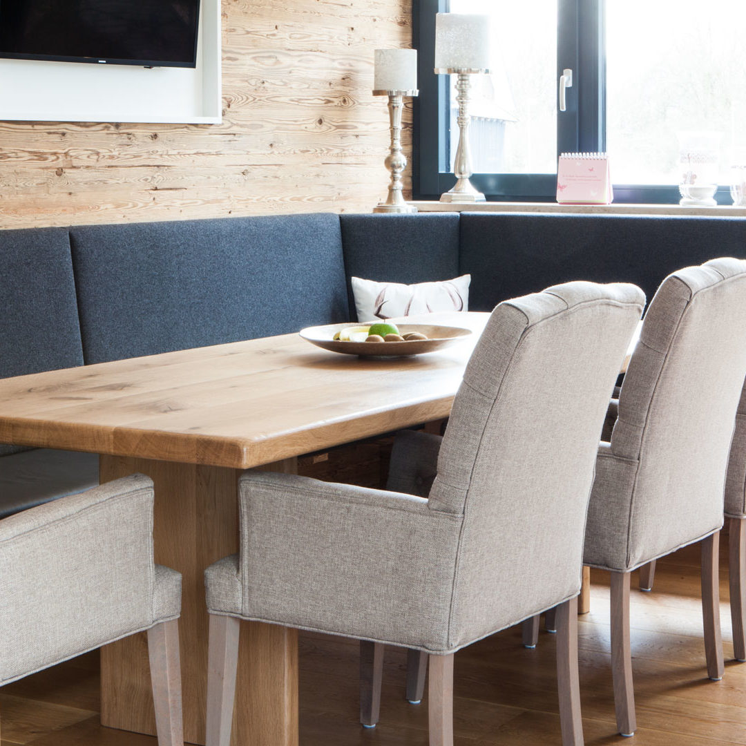 Esszimmer in Altholzoptik mit Couchplatz