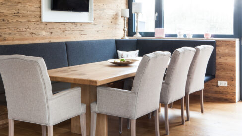 Esszimmer in Altholzoptik mit Couchplatz