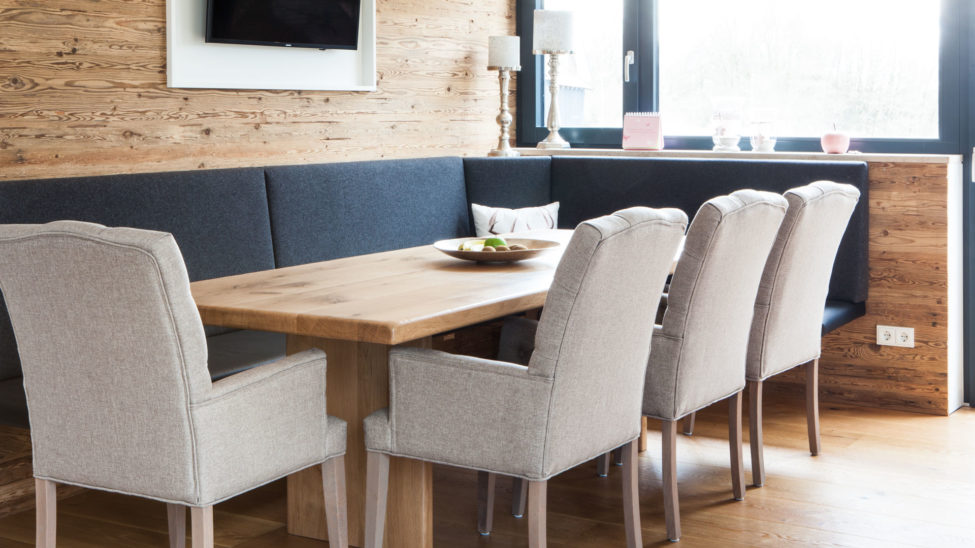Esszimmer in Altholzoptik mit Couchplatz