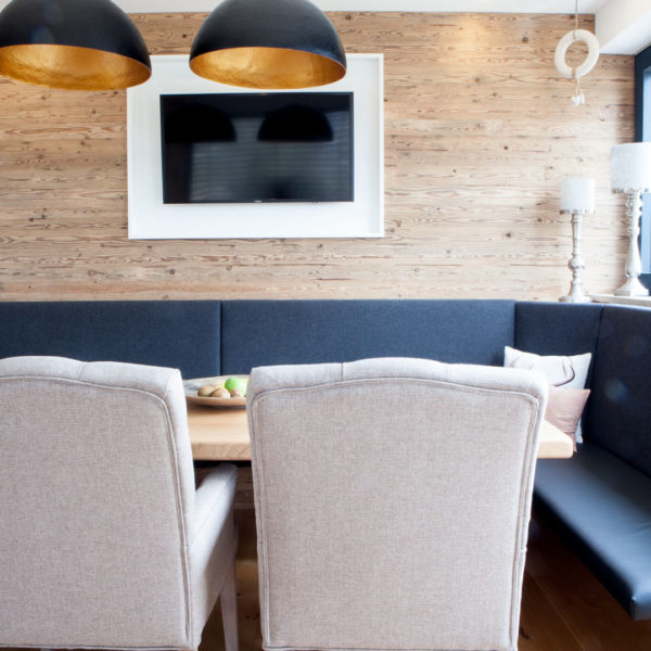 Esszimmer in Altholzoptik mit Couchplatz