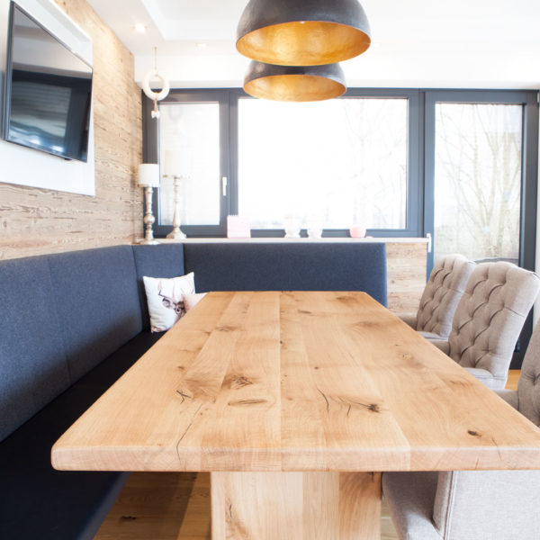 Esszimmer in Altholzoptik mit Couchplatz