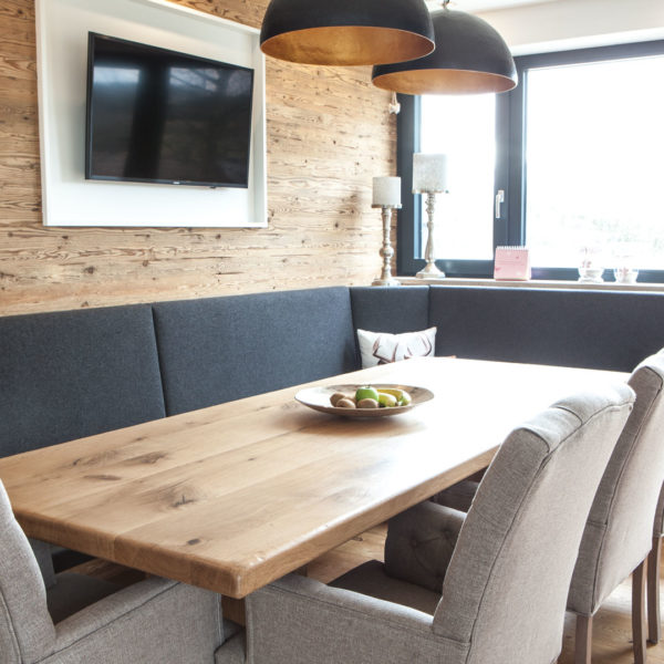 Esszimmer in Altholzoptik mit Couchplatz