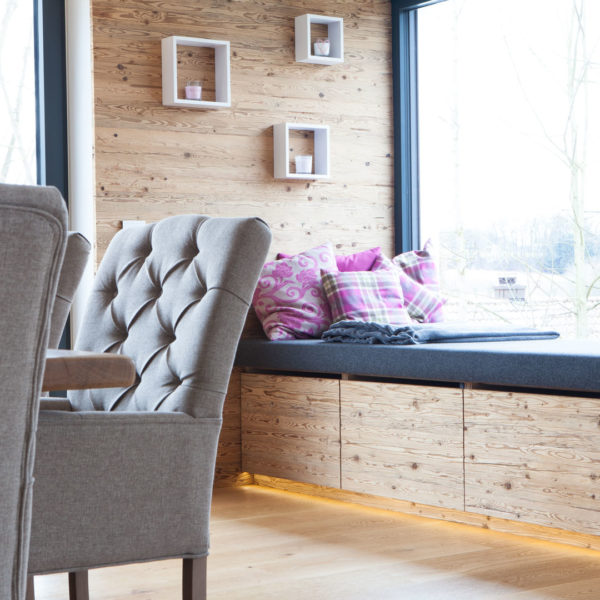 Esszimmer in Altholzoptik mit Couchplatz