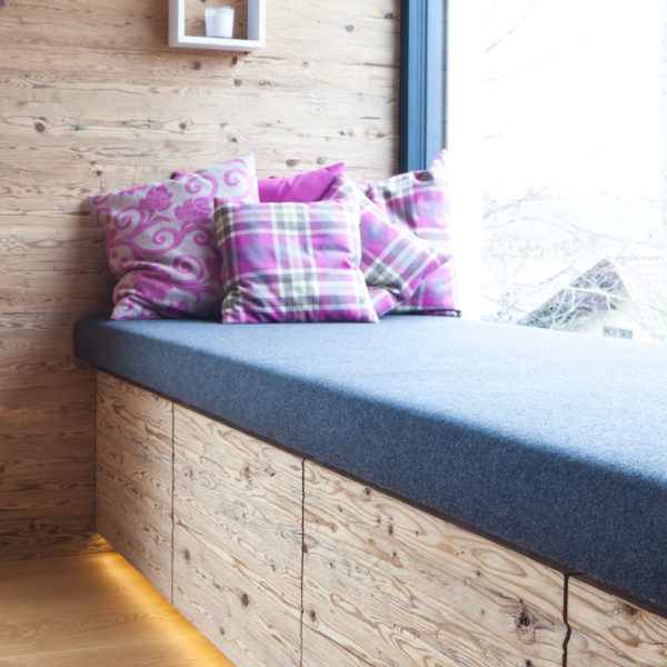 Esszimmer in Altholzoptik mit Couchplatz