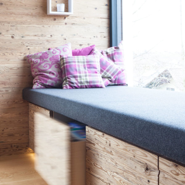 Esszimmer in Altholzoptik mit Couchplatz