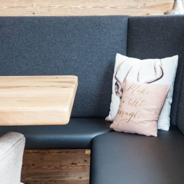 Esszimmer in Altholzoptik mit Couchplatz