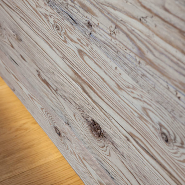 Esszimmer in Altholzoptik mit Couchplatz