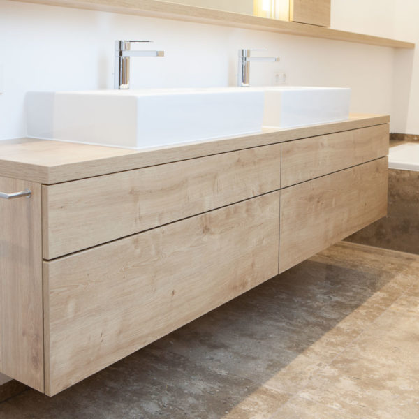 Badmöbel, gefertig von der Schreinerei Steinberger