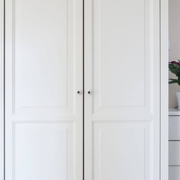 Garderobe im klassischen Stil in weiß