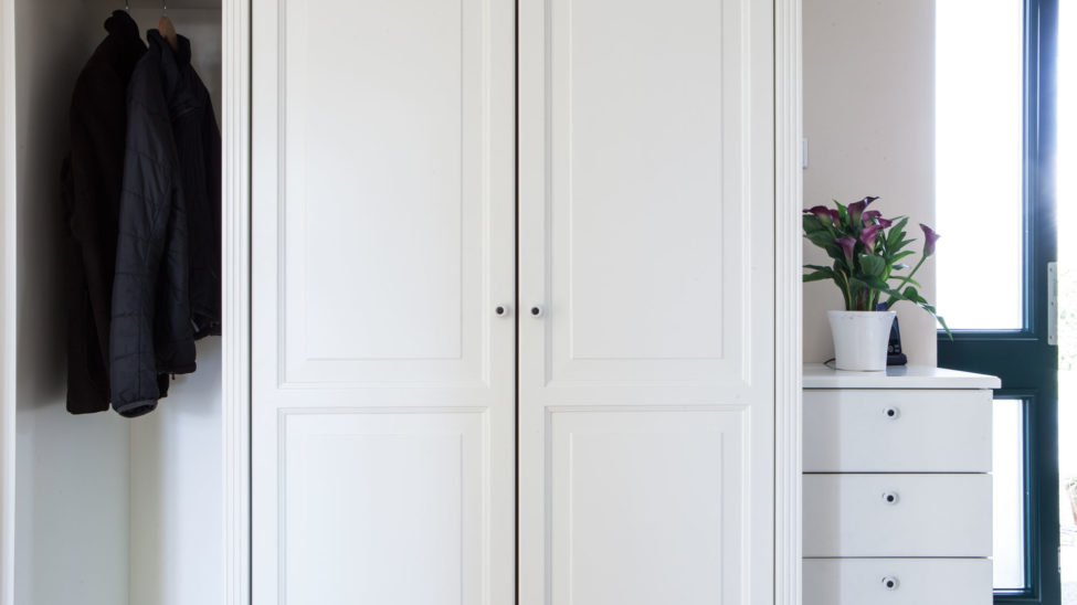 Garderobe im klassischen Stil in weiß