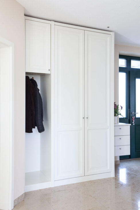 Garderobe im klassischen Stil in weiß